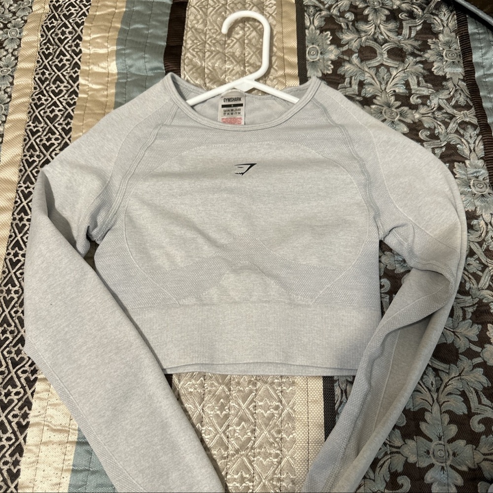 grey gymshark long sleeve cropped workout top (NEVER WORN BEFORE)
